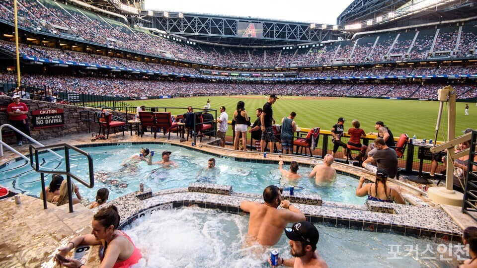 애리조나 다이아몬드백스의 홈구장 체이스 필드에는 관람객들을 위한 미니풀장이 조성돼 수영복을 입고 야구 경기를 관람하는 것이 가능하다 (사진=MLB.com)